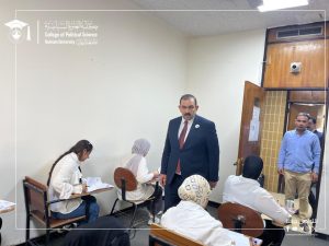 (عميد الكلية يتفقد سير الامتحانات)