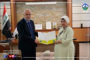 تدريسية في العلوم السياسية تحصل على تكريم رئيس الجامعة بمناسبة ترقيتها للاستاذية